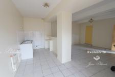 Belle villa de plain-pied avec piscine et dépendances