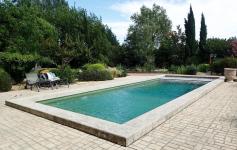 Jonquières Mas de 255 m² avec piscine, dépendance et garage