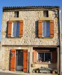 Jolie maison d\'artiste en pierres 2 chambres, située dans un bourg avec commerces à l\'est de Bergerac.    