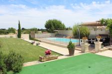 Belle propriété exploitée en chambres d\'hôtes et gîtes composée de 3 villas  sur parcelle de 3000 m² avec piscine. 